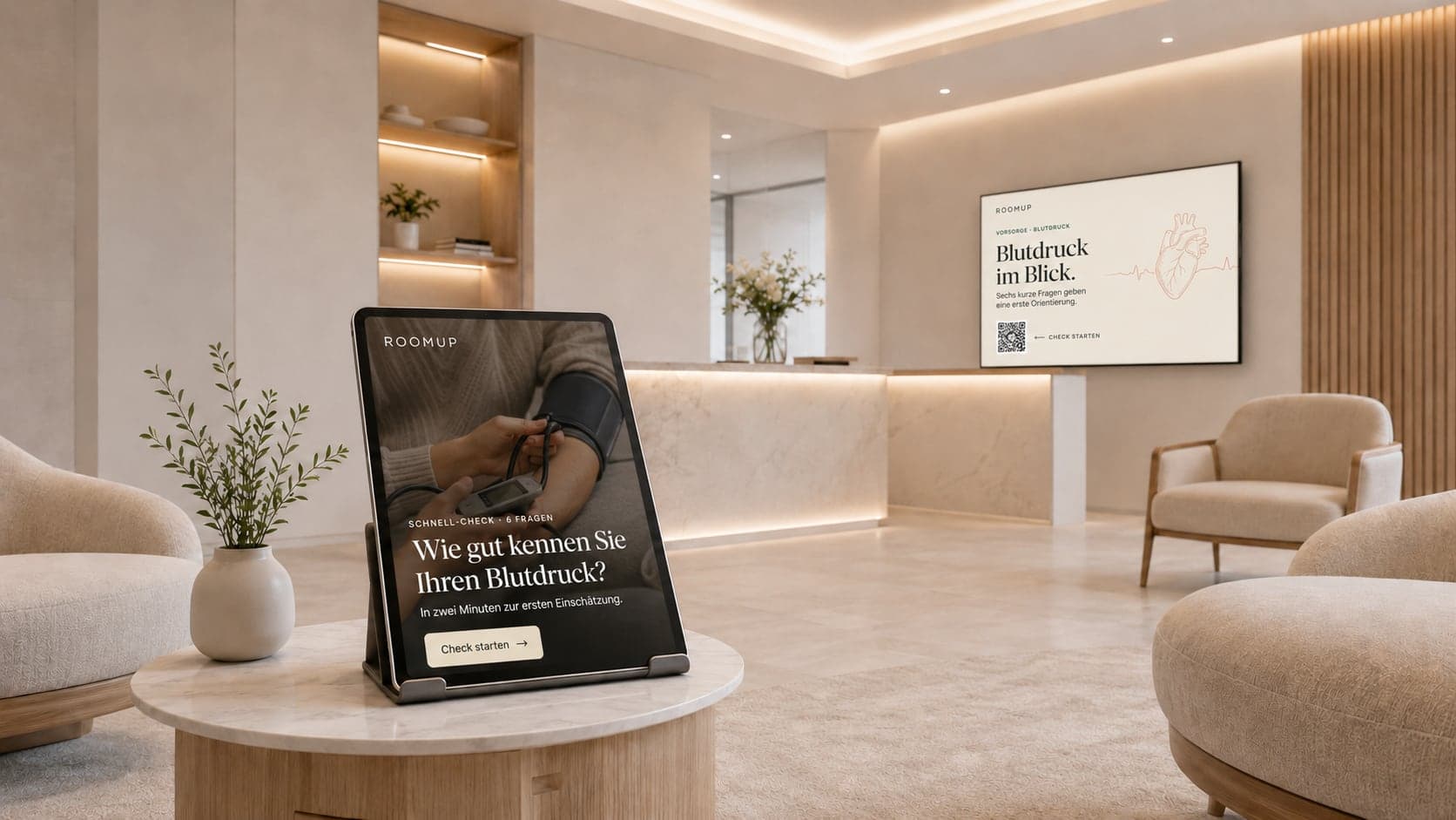 ROOMUP-Tablet mit Blutdruck-Check und passender Wandscreen-Kampagne im laufenden Betrieb – gepflegt im Dashboard oder durch ROOMUP.