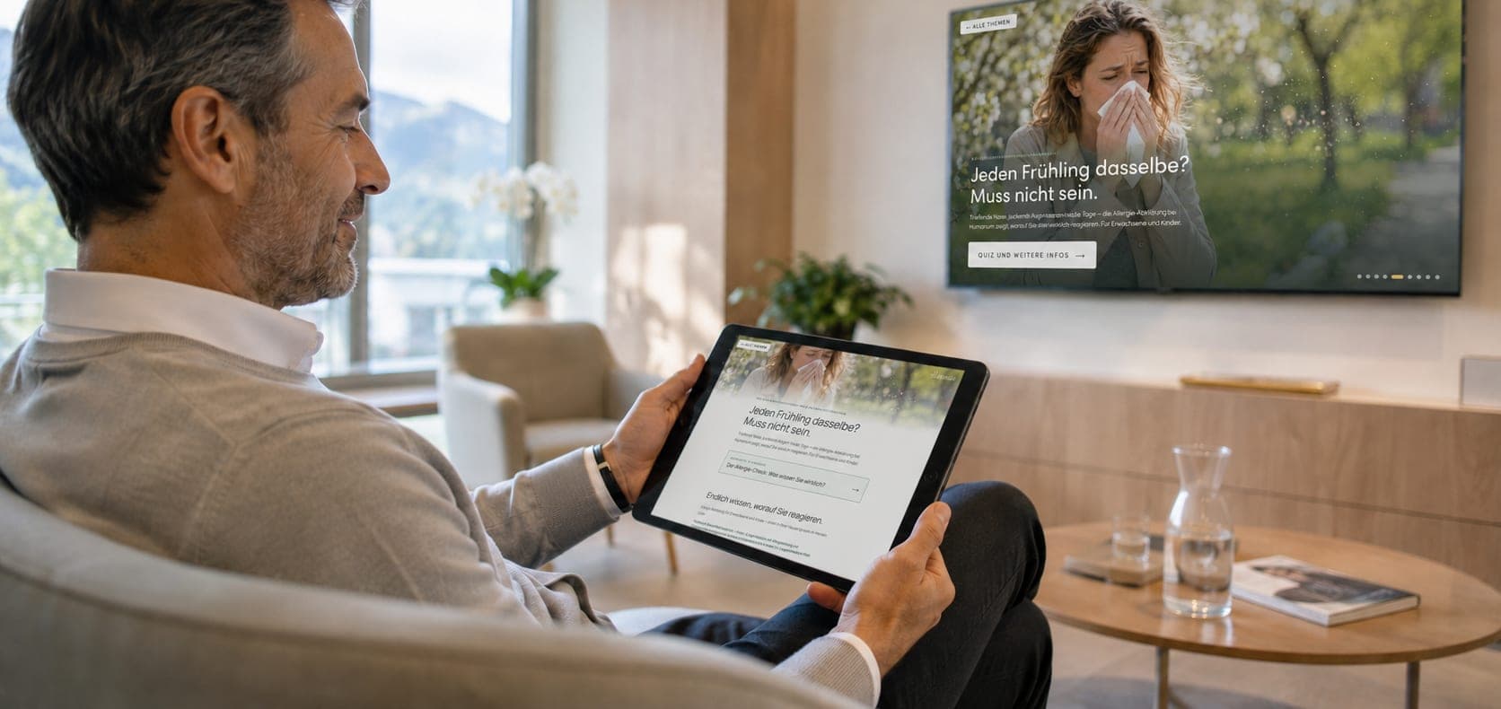 Patient auf dem Tablet, dieselbe Kampagne auf dem Wandscreen – das Flex-Paket mit einem Tablet und einem Screen.